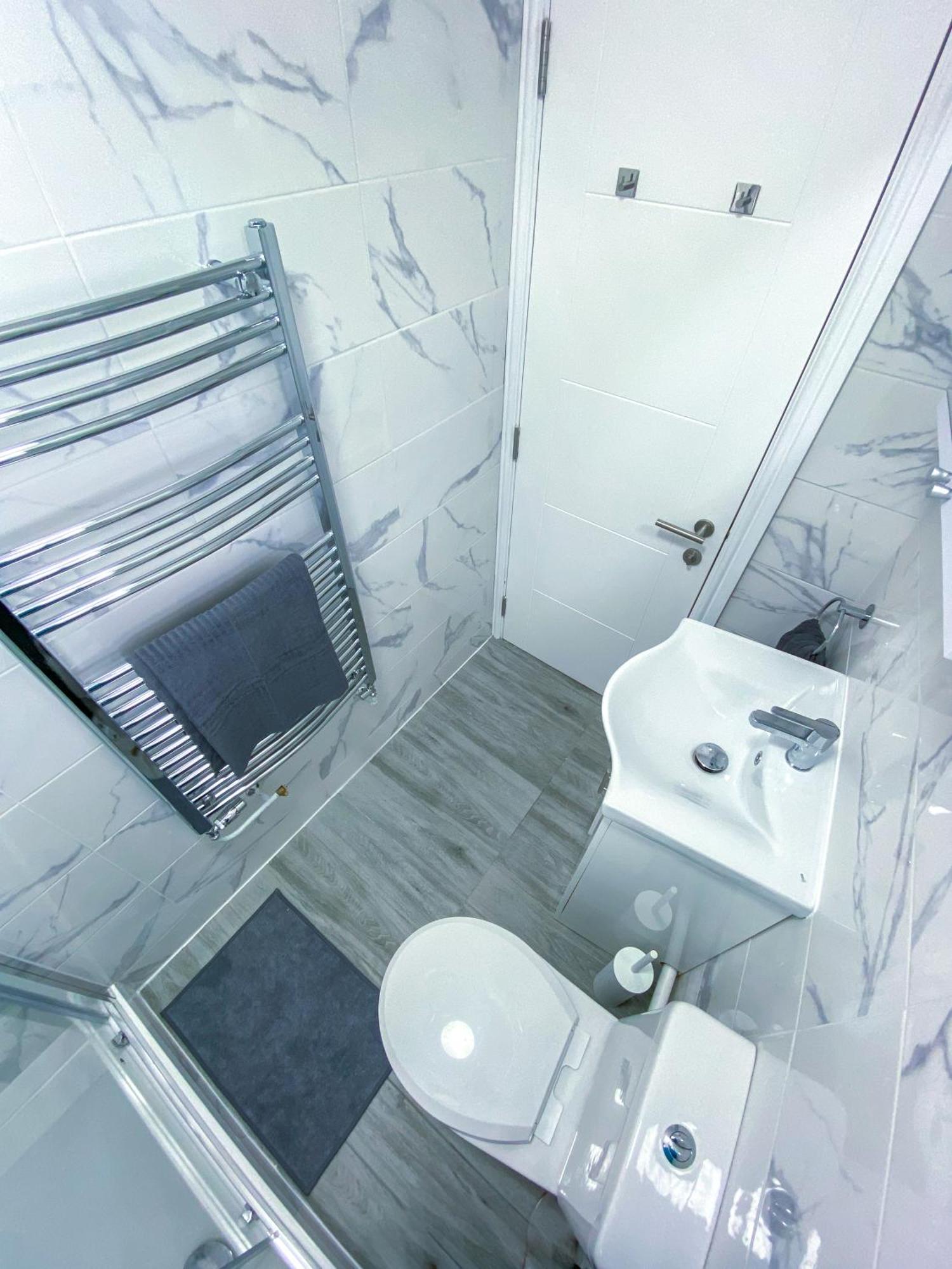 Stylish 1 Bedroom Flat - 5 Guest London- F1 Bagian luar foto